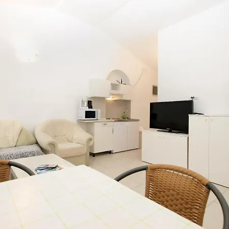 Apartments Milovan 1774 Liznjan Exterior photo